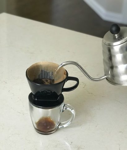 Simply Charmed: café fresco en taza lista para beber.
