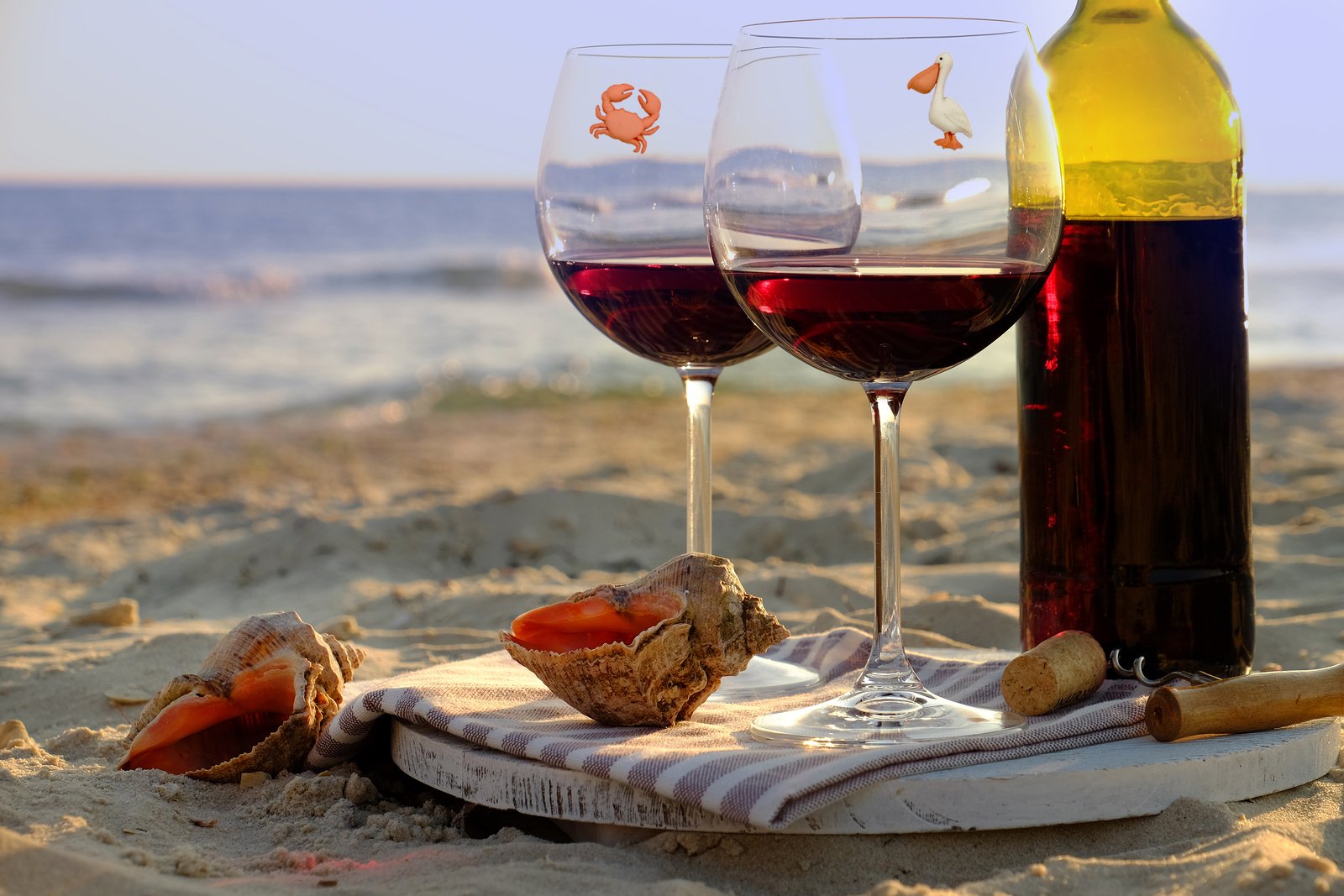 Simply Charmed ayuda a distinguir copas en fiestas junto a la playa.