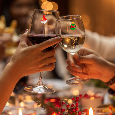 Regalo navideño Simply Charmed: imanes de vino para sorprender a los anfitriones.