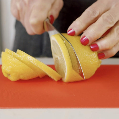 Almacenamiento compacto: tablas Simply Genius apilables para ahorro de espacio.