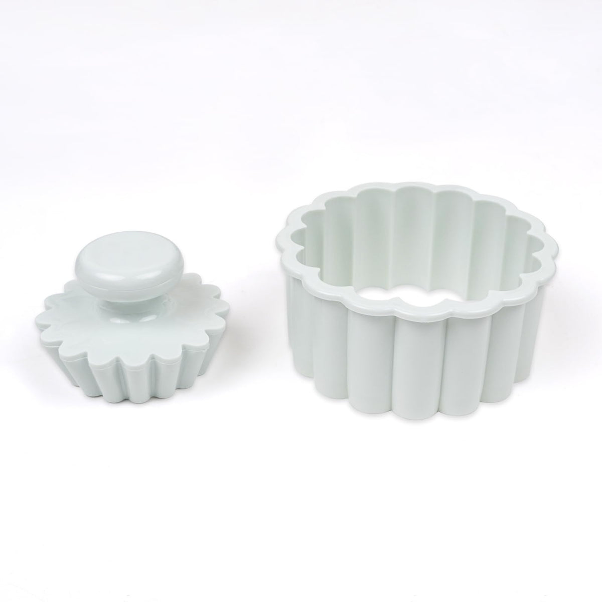 Molde Sinsanye de tarta 4 pulgadas con borde fluteado para desmoldado suave.