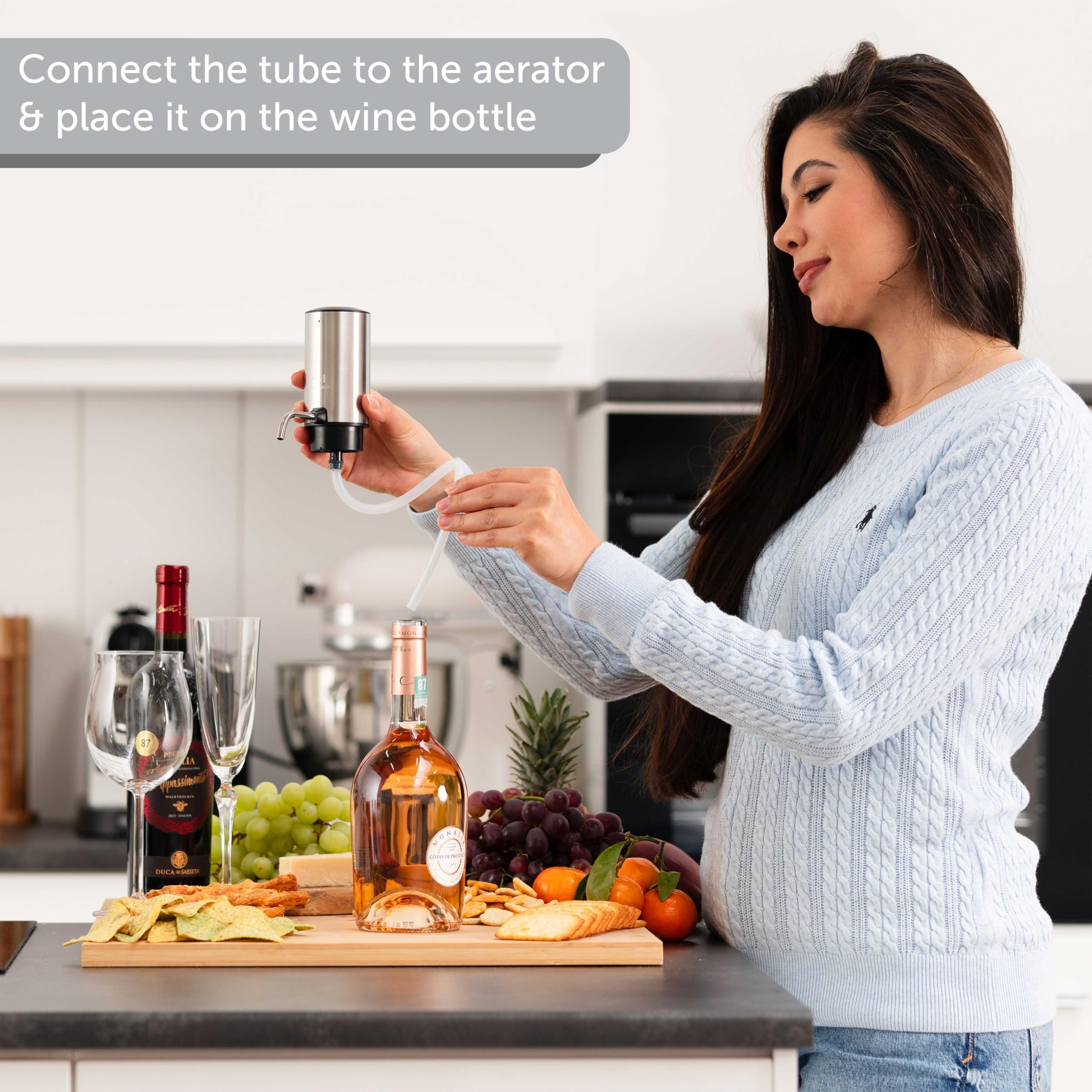SipMaster vertedor con aerador sirviendo de forma suave y controlada.