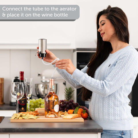 SipMaster vertedor con aerador sirviendo de forma suave y controlada.