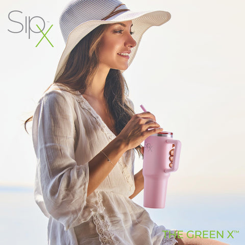 Vaso SIPX rosa en portavasos, ideal para conducir o viajar.