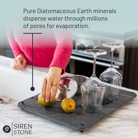 Siren Stone superficie oscura ideal para secar copas y platos delicados.