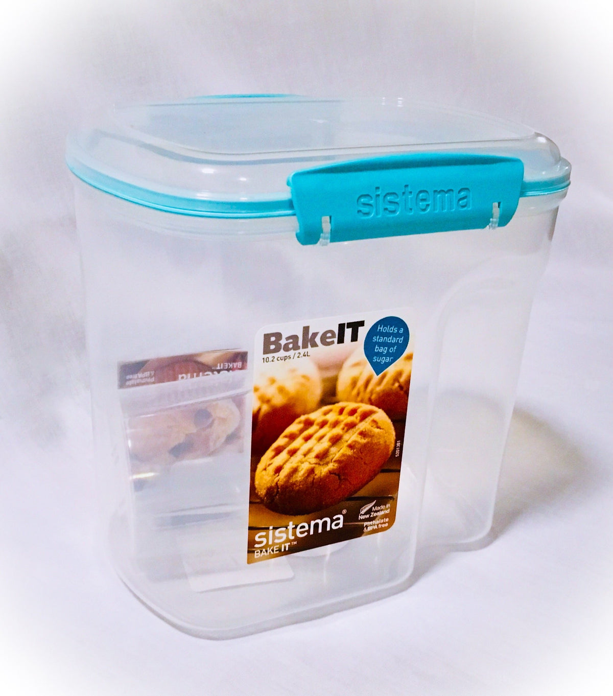 Con Sistema contenedor azucar 2.4 L, tapa hermetica para mayor frescura.