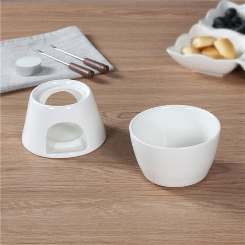 Sizikato detalle de porcelain blanca, acabado elegante para mesa.