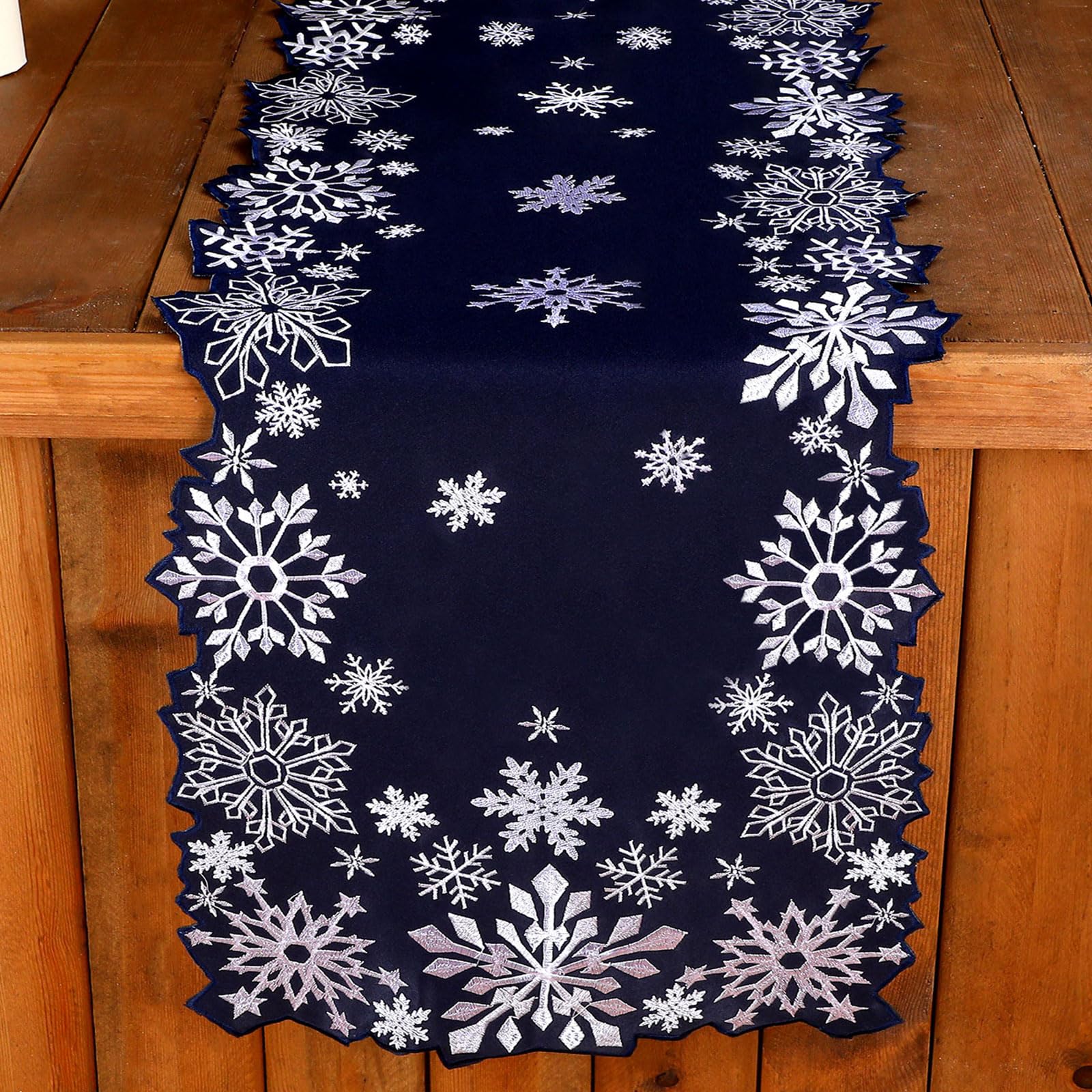 Sliner corredor de mesa con copos de nieve en azul marino, ideal para cenas festivas.