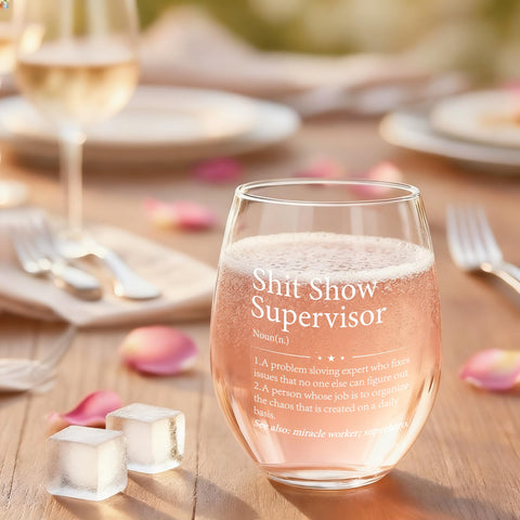 Uso versátil de Slugeren para vino, café y jugos en un solo vaso.