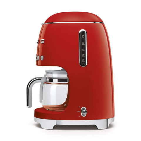 Cafetera Smeg 50's Retro con panel LED y reloj digital.