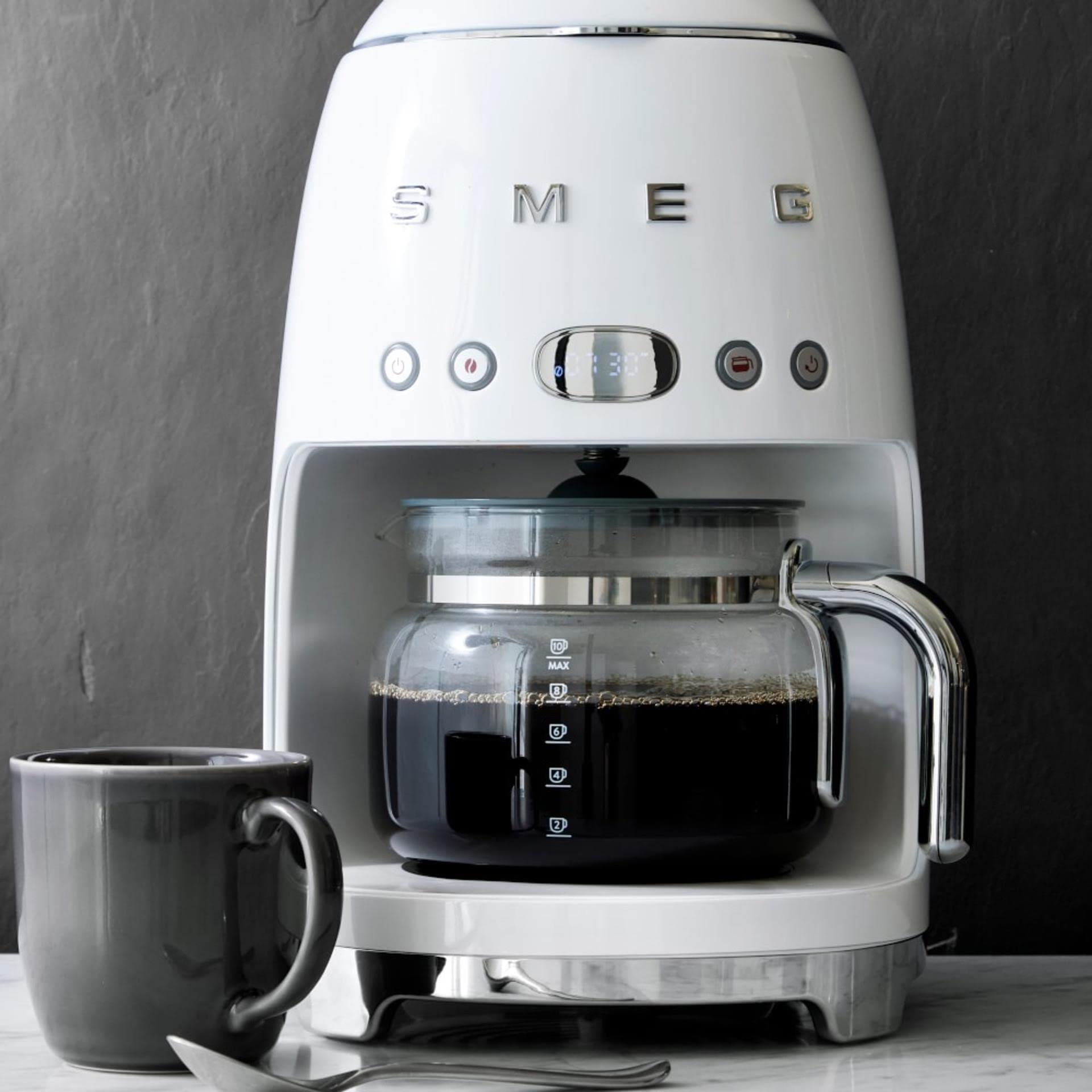 Jarro de vidrio para la línea 50s Retro de SMEG, acabado claro que complementa la estética.