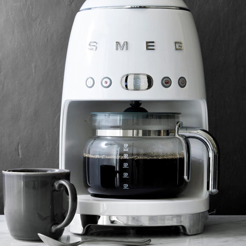 Jarro de vidrio para la línea 50s Retro de SMEG, acabado claro que complementa la estética.