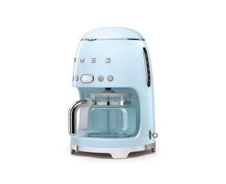 Cafetera SMEG 50's con modo 1-4 tazas para porciones pequeñas.