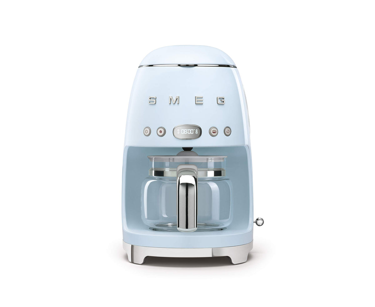 Cafetera SMEG 50's con jarra de vidrio de 10 tazas, ideal para familias.