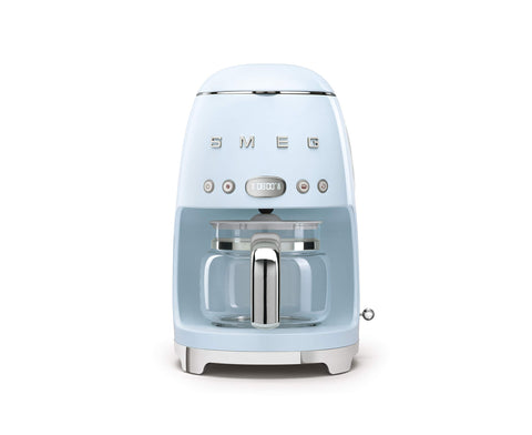 Cafetera SMEG 50's con jarra de vidrio de 10 tazas, ideal para familias.