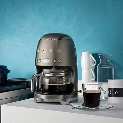 Función mantener caliente de la cafetera Smeg para conservar aroma y temperatura.