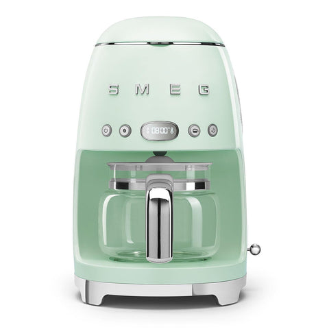 Cafetera Smeg 50s verde pastel, vista frontal, diseño atractivo para la cocina.