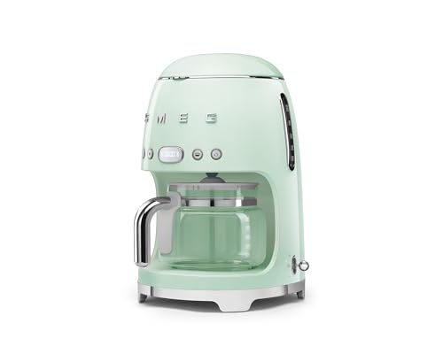 Cafetera Smeg 50s verde pastel, panel de iluminación y controles intuitivos para comenzar fácilmente.