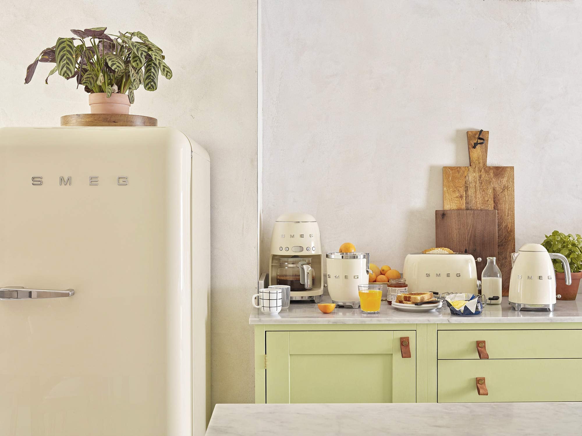 Smeg cafetera crema, diseño retro duradero para cocinas modernas.