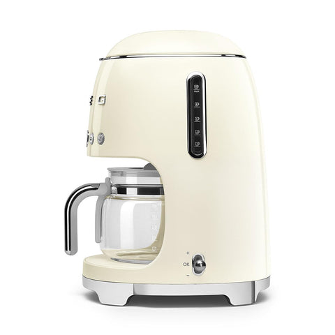Smeg cafetera crema, función mantener caliente para disfrutar por más tiempo.