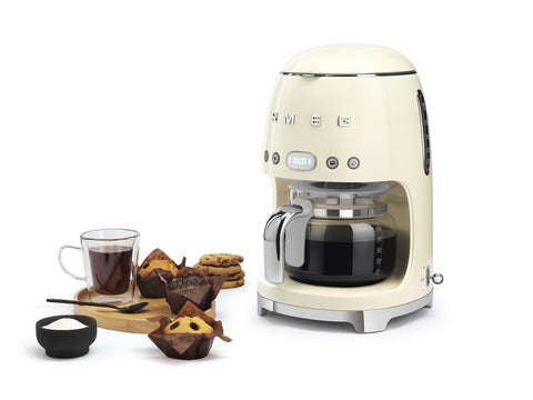 Smeg cafetera crema, pantalla LED clara para configurar inicio automático.