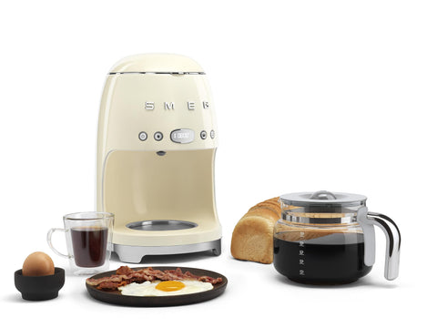 Smeg cafetera crema, tapa que se abre atrás, vertido fácil.