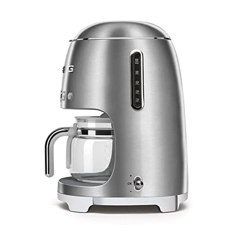 Uso diario de la cafetera Smeg ideal para desayunos y reuniones familiares.