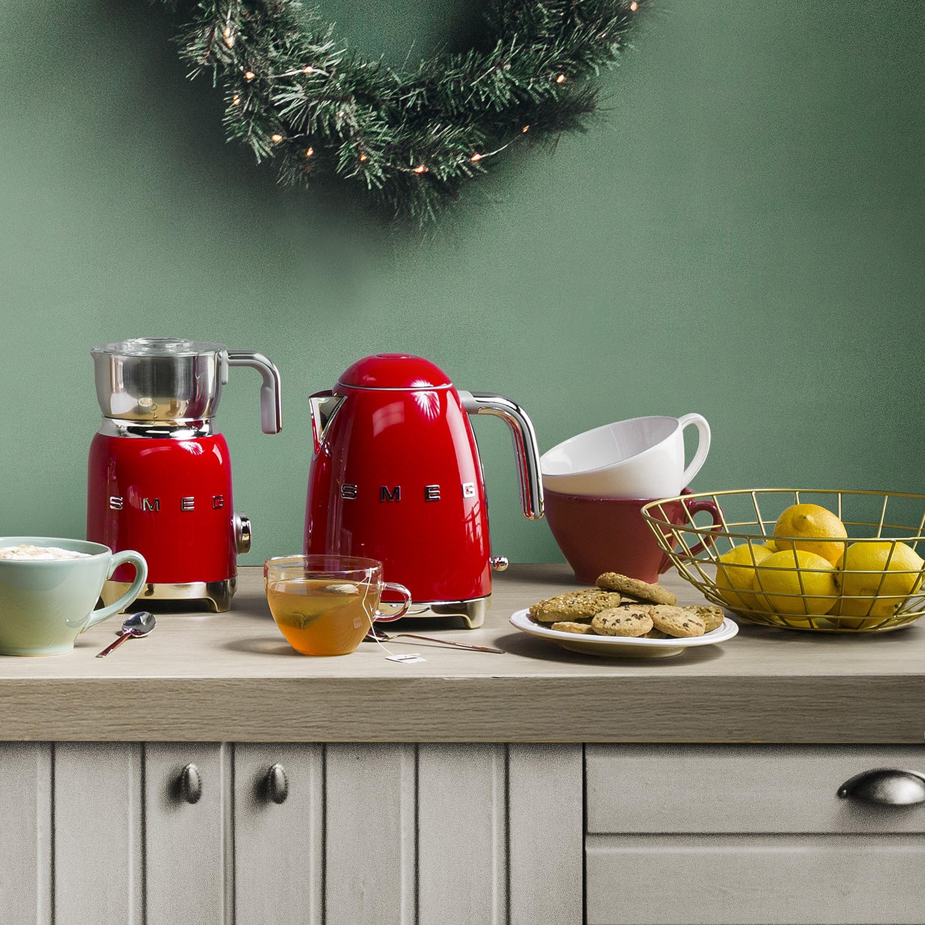 Hervidor SMEG rojo con apagado automático para seguridad y eficiencia