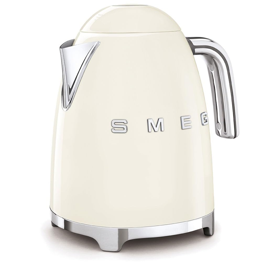 Hervidor SMEG crema, base giratoria 360°, facilita usarlo desde cualquier ángulo.