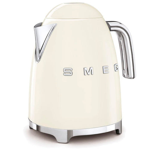 Hervidor SMEG crema, base giratoria 360°, facilita usarlo desde cualquier ángulo.