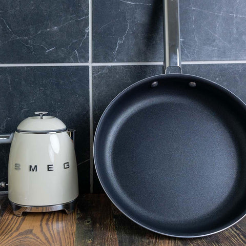 Hervidor SMEG crema, diseño coordinado para combinar con tostadora y cafetera SMEG.