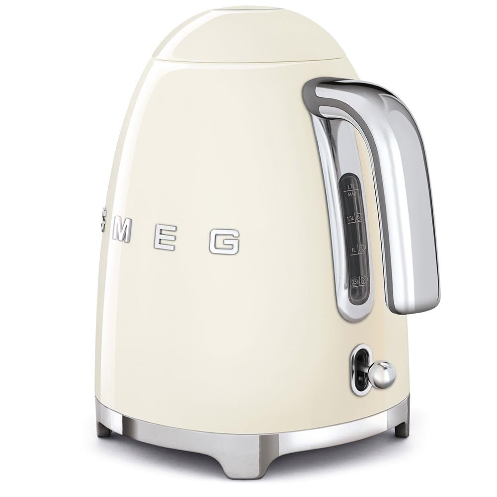 Hervidor SMEG crema, indicador de agua y filtro removible para vertidos limpios.