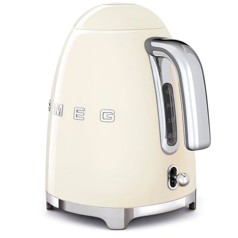 Hervidor SMEG crema, indicador de agua y filtro removible para vertidos limpios.
