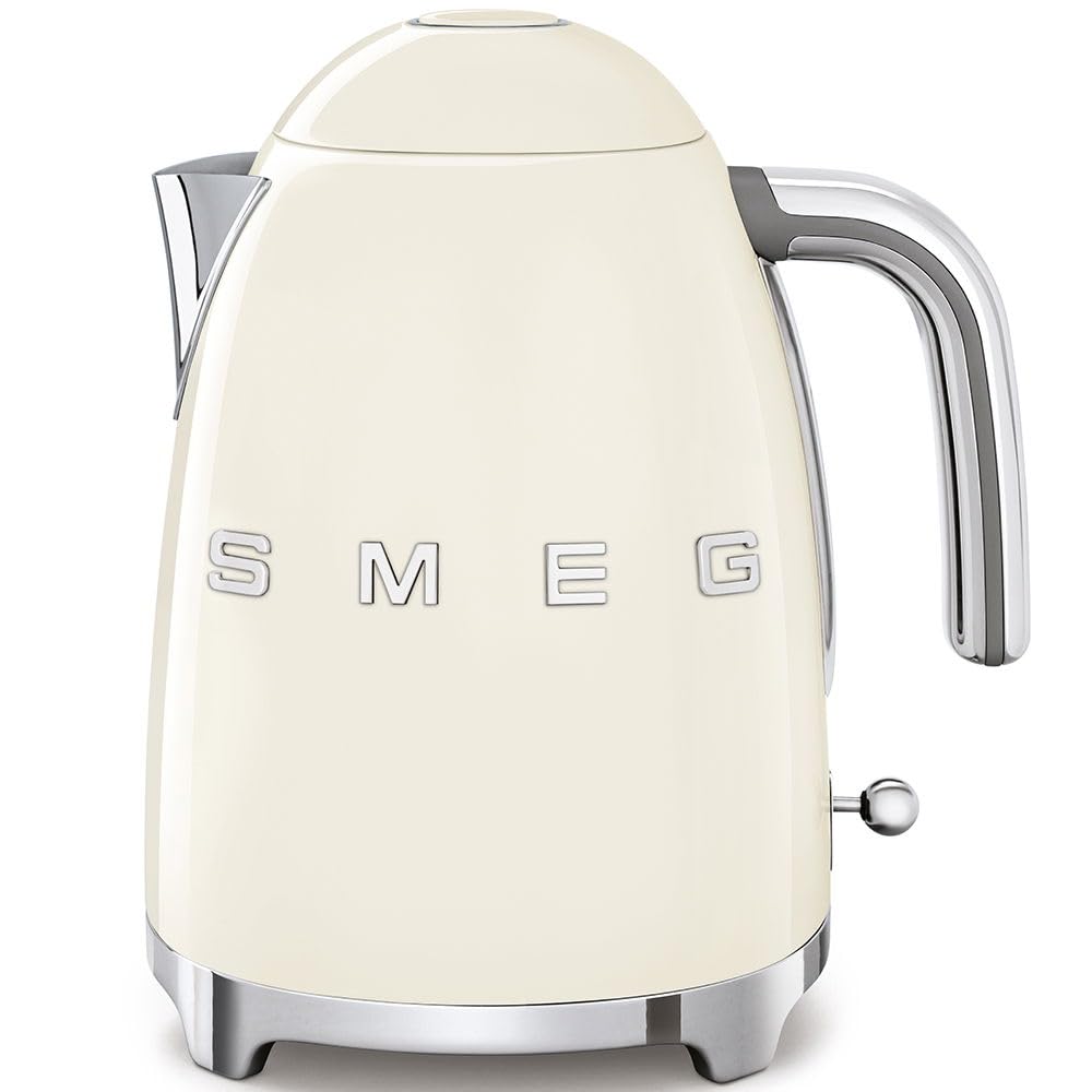 Hervidor SMEG crema, vista frontal, diseño icónico y gran capacidad para familias.