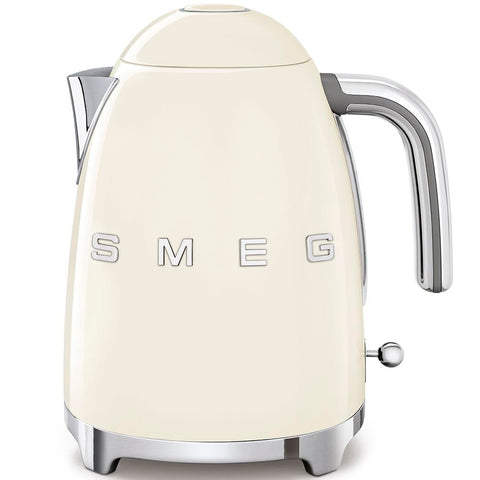 Hervidor SMEG crema, vista frontal, diseño icónico y gran capacidad para familias.