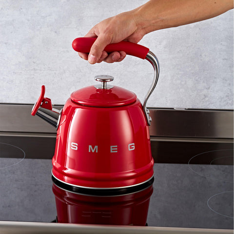 Hervidor SMEG retro, acabado esmaltado en acero inoxidable para durabilidad.