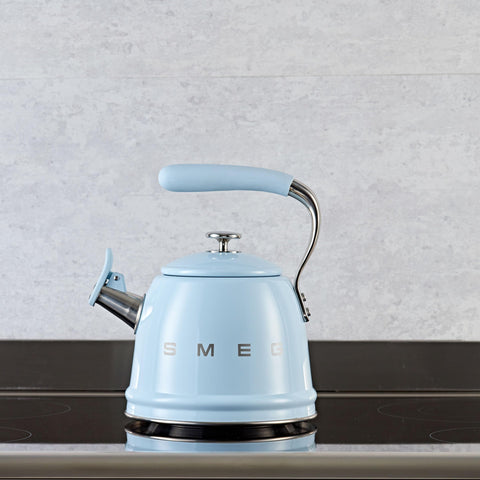 Hervidor SMEG: capacidad de 2,3 litros, ideal para familias.
