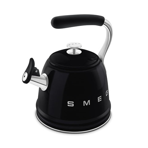 Hervidor Smeg Retro en cocina, compatible con gas, eléctrico y cerámico.
