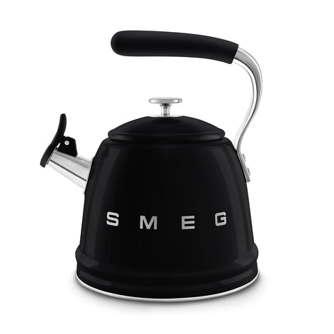 Hervidor Smeg retro visto lateral en negro, diseño icónico para tu cocina.