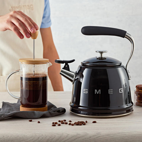 Hervidor Smeg Retro vista superior, muestra su amplia capacidad para servir 10 tazas.