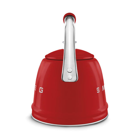 Hervidor SMEG retro, mango ergonómico y frío al tacto para verter con seguridad.