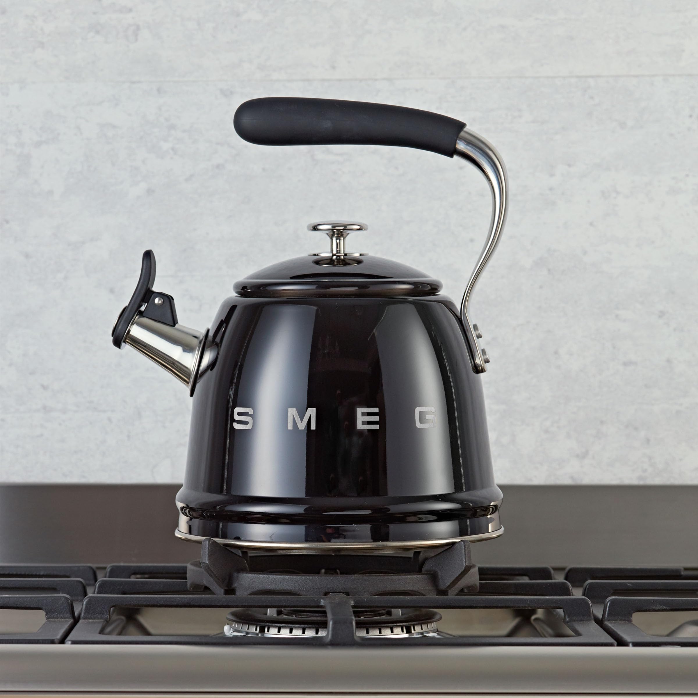 Mango frío de tacto en Smeg Retro, vertido cómodo y seguro.