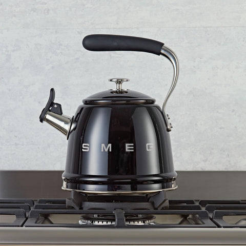 Mango frío de tacto en Smeg Retro, vertido cómodo y seguro.
