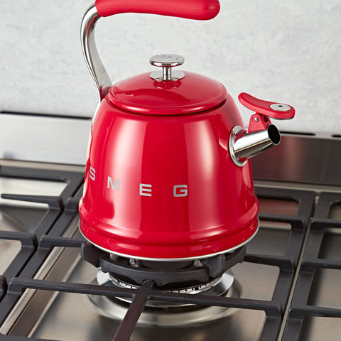 Hervidor SMEG retro, detalles cromados que añaden lujo práctico.