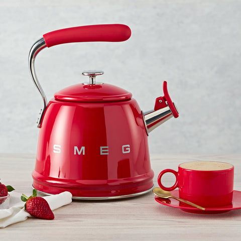 Hervidor SMEG retro rojo, silbato claro para indicar hervido.