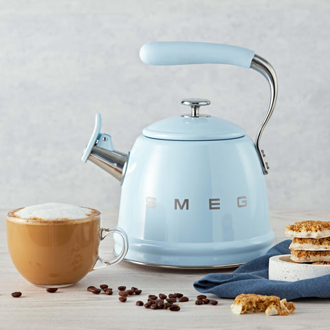Hervidor SMEG: silbato clásico para hervir con claridad.