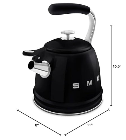 Uso diario con estilo Smeg, ideal para hervir agua para té o café.