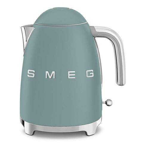 Smeg KLF03 Jade frontal, ideal para preparar tés y cafés.