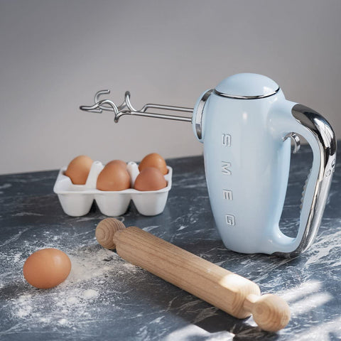 Smeg batidora de mano azul pastel lateral, perfil elegante y control cómodo