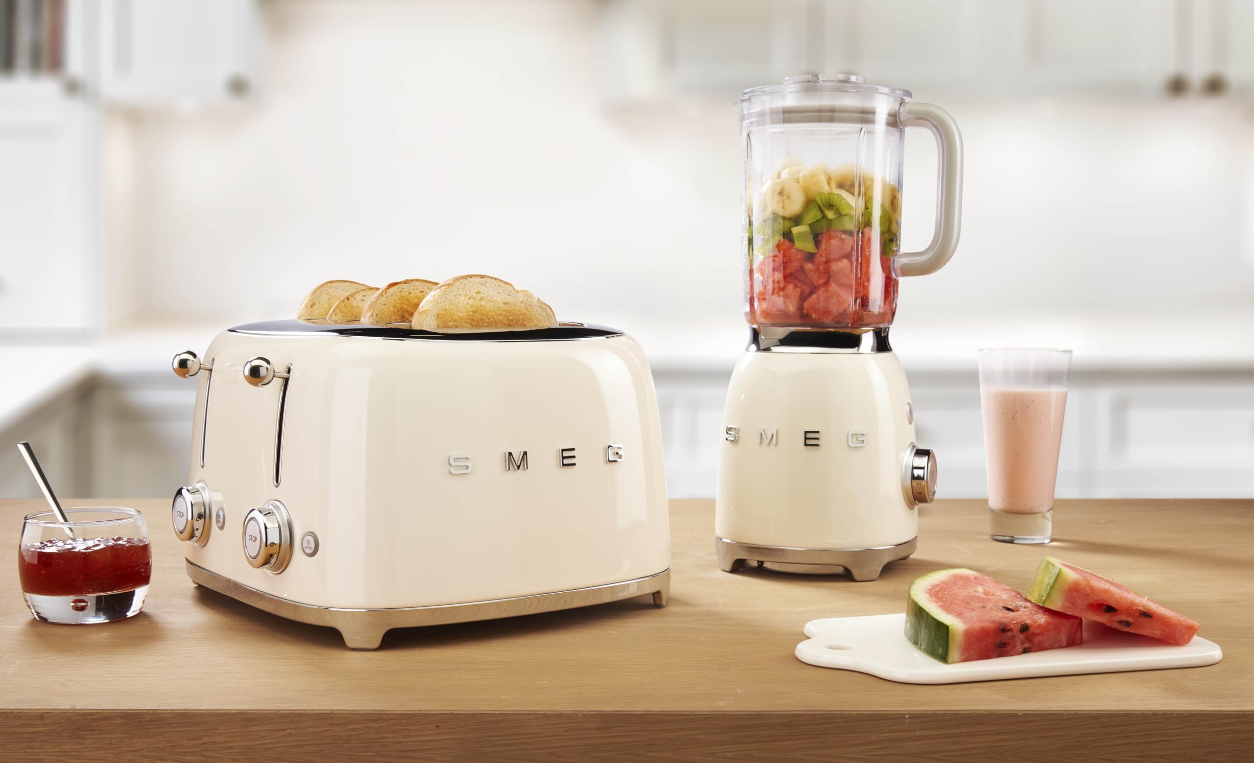 Tostadora Smeg 50s crema con pantallas independientes para control individual